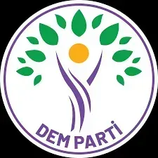 <p><span>Hatimoğulları, Abdullah Öcalan’ın geçmişte yaptığı “tarihi çağrıyı” hatırlatarak, bu çağrının yalnızca bir metin olmadığını, 85 milyon yurttaşın adil ve demokratik bir toplumda yaşaması için yapıldığını vurguladı. “İktidar bu çağrının ruhunu yok sayıyor, gereğini yapmadıkça ülkede demokratikleşmenin önü açılmaz” dedi.</span></p>