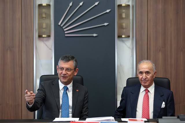 <p></p>
<h2 class="lead text-lg-start text-dark my-2 description" itemprop="description">Cumhuriyet Halk Partisi’nin eski genel başkanlarından ve Türk siyasetinin önemli isimlerinden biri olan Hikmet Çetin’in, bayram tatili sırasında rahatsızlanarak hastaneye kaldırıldığı öğrenildi.</h2>
