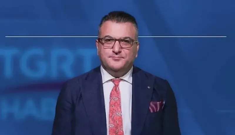 <p>Aralarında ünlü iş insanlarından gazetecilere, siyasilerden sanatçılara kadar pek çok isim hakkında yaptığı "gözaltına alınacaklar" iddialarıyla tepki çeken Cem Küçük bu sefer de canlı yayında İBB'deki 2019 yılını işaret ederek bir yolsuzluk iddiasıyla gündemde.</p>
<p></p>
<p><br />Gazeteci Cem Küçük, "İSKİ'nin 2019'da Ekrem Bey'in görevi devr aldığında kamu bankası veya özel bir banka da olabilir. 2 ila 3 milyar TL bir para var." diyerek paranın izinin kaybettirildiğini iddia etmişti.</p>