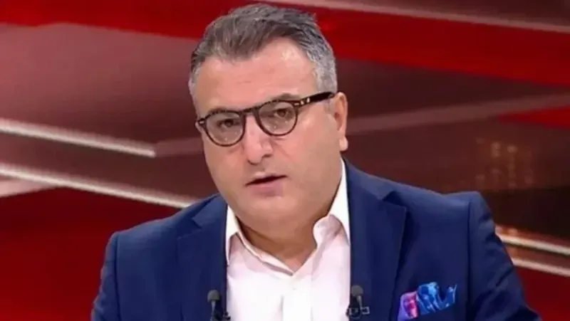 <p>Açıklama, geçtiğimiz günlerde televizyon ekranlarında dile getirilen, "İSKİ’nin 2019 Temmuz ayında kamu ya da özel bir bankada bulunan 2-3 milyar TL’lik mevduatının akıbetinin belli olmadığı, paranın bankadan çekildiği ve nereye aktarıldığının bilinmediği" yönündeki iddialara karşı yapıldı. İBB, söz konusu iddiaları "yalan" olarak nitelendirerek, bu tür asılsız suçlamaların kamuoyunu yanıltmaya yönelik olduğunu belirtti.</p>
<p>İBB açıklamasında ayrıca, "İSKİ, 2560 sayılı Kanun’la kurulmuş, 5018 sayılı Kamu Mali Yönetimi ve Kontrol Kanunu’na tabi bir kamu kurumudur. Tüm banka işlemleri, Kamu Haznedarlığı Yönetmeliği uyarınca yapılır ve düzenli olarak Sayıştay tarafından denetlenir. Bu tür büyük tutarlı mali işlemler, muhasebe kayıtlarında ve banka hesap dökümlerinde iz bırakmadan yapılamaz" denildi. İBB, İSKİ’nin gerçeği çarpıtan bu yayınlara karşı hukuki süreç başlattığını açıkladı.</p>
<p>Açıklamanın sonunda, İstanbul Büyükşehir Belediyesi, "Ortada ne kayıp bir para vardır ne de akıbeti belirsiz bir işlem. Bu asılsız iddialar, kamuoyunu yanıltmaya yöneliktir" diyerek, halkı bilgilendirme ve gerçekleri ortaya koyma kararlılığını yineledi.</p>