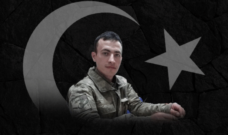 <p>MSB’den yapılan açıklamada, şu ifadelere yer verildi: </p>
<p>“Irak’ın kuzeyindeki Pençe (Hakurk) Operasyon bölgesinde icra edilen arama tarama faaliyeti esnasında mayın/EYP’ye basması sonucu yaralanan kahraman silah arkadaşımız İs.Uzm.Çvş. Önder Özen derhal hastaneye kaldırılmış, yapılan tüm müdahalelere rağmen kurtarılamayarak 03 Mayıs 2025 tarihinde şehit olmuştur.</p>
<p>Bizleri derin bir acı ve üzüntüye boğan bu olayda, hayatını kaybeden aziz şehidimize Allah’tan rahmet; kederli ailesine, Türk Silahlı Kuvvetleri ile asil milletimize başsağlığı ve sabır dileriz”</p>