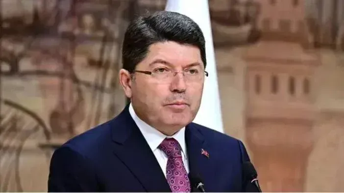 <p>Adalet Bakanı Yılmaz Tunç, Cumhuriyet Halk Partisi (CHP) Genel Başkanı Özgür Özel’e yönelik gerçekleştirilen yumruklu saldırı sonrası gündeme gelen saldırganın geçmişi ve tahliyesi hakkında kamuoyunu bilgilendirdi. Bakan Tunç, saldırgan Selçuk Tengioğlu’nun daha önce iki çocuğunu öldürme ve iki çocuğunu da yaralama suçlarından ağır cezalar almış olmasına rağmen nasıl serbest kaldığını detaylı şekilde açıkladı.</p>
<p></p>
<h2>“Soruşturma Derhal Başlatıldı”</h2>
<p>Saldırı sonrası İstanbul Cumhuriyet Başsavcılığı tarafından hemen adli soruşturma başlatıldığını vurgulayan Tunç, saldırganın gözaltına alındığını ve soruşturmanın çok yönlü, titizlikle sürdürüldüğünü ifade etti. Tunç, kamuoyunda büyük tepkiye yol açan tahliye meselesinin yasal süreci çerçevesinde gerçekleştiğini belirterek, yaşanan kafa karışıklığını gidermek adına kapsamlı bir açıklama yaptı.</p>