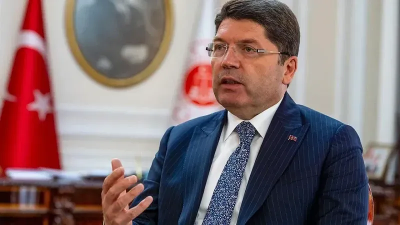 <h2>“16 Yıl Cezaevinde Kaldı, Eski Mevzuata Göre Tahliye Edildi”</h2>
<p>Selçuk Tengioğlu’nun 2004 yılında iki çocuğunu kasten öldürmek ve diğer iki çocuğunu ağır yaralamaktan dolayı İskenderun 1. Ağır Ceza Mahkemesi tarafından iki kez müebbet hapis ve ek süreli hapis cezalarına çarptırıldığını belirten Tunç, olayın yaşandığı dönemde yürürlükte olan 765 sayılı Türk Ceza Kanunu ve 647 sayılı Ceza İnfaz Kanunu hükümlerinin esas alındığını söyledi. Bu yasal düzenlemelere göre Tengioğlu’nun 16 yıl cezaevinde kaldıktan sonra 2020 yılında şartlı tahliye edildiği bilgisi paylaşıldı.</p>
<p></p>
<h2>“2005 Sonrası Reformlarla Cezalar Ağırlaştırıldı, Ancak Eski Suçlara Eski Kanun Uygulanıyor”</h2>
<p>Bakan Tunç, 2005 yılında AK Parti hükümetleri döneminde ceza adalet sisteminde köklü reformlar yapıldığını, yeni Türk Ceza Kanunu ve Ceza İnfaz Kanunu ile hem suçlara verilen cezaların artırıldığını hem de infaz sürelerinin uzatıldığını hatırlattı. Ancak bu reformların geriye dönük uygulanamayacağına dikkat çeken Tunç, Selçuk Tengioğlu’nun işlediği suçların eski yasa kapsamında değerlendirildiğini ve bu yüzden 2020 yılında serbest kaldığını belirtti.</p>
<p></p>
<h2>“Yeni Yasal Düzenlemelere Göre En Az 36 Yıl Kalacaktı”</h2>
<p>Bakan Tunç, günümüzde benzer bir suç işlendiğinde saldırganın çok daha ağır yaptırımlarla karşılaşacağını belirtti. Bugünkü mevzuat çerçevesinde, birden fazla ağırlaştırılmış müebbet ve süreli hapis cezası almış bir kişinin Ceza İnfaz Kanunu’nun 107/3-a maddesi uyarınca en az 36 yıl boyunca yüksek güvenlikli cezaevinde tutulmasının zorunlu olduğunu vurguladı.</p>