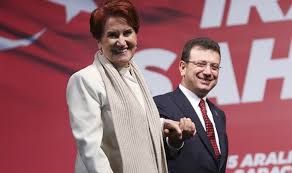 <p>Uzun bir süredir kamuoyundan uzak kalan İYİ Parti'nin eski Genel Başkanı Meral Akşener, siyasi gündeme yeniden döndü. Akşener, sosyal medya hesabından yaptığı açıklamayla, CHP Genel Başkanı Özgür Özel'e yönelik gerçekleştirilen yumruklu saldırıyı kınadı. Bu açıklama, kamuoyunda geniş yankı uyandırdı.</p>
<p></p>
<h2>Özgür Özel’e Anma Töreni Sonrası Saldırı</h2>
<p>CHP Genel Başkanı Özgür Özel, geçtiğimiz günlerde Atatürk Kültür Merkezi’nde (AKM), DEM Parti İstanbul Milletvekili Sırrı Süreyya Önder’in vefat eden annesi için düzenlenen anma programına katıldı. Törenin ardından AKM'den ayrılan Özel, kalabalığın arasından çıkan bir şahsın fiziksel saldırısına uğradı.</p>
<p>Görgü tanıklarının ifadelerine göre saldırgan, Özgür Özel’e yaklaştıktan sonra yüzüne yumruk attı. Olay güvenlik güçlerinin anında müdahalesiyle büyümeden kontrol altına alındı. CHP lideri Özel’in sağlık durumunun iyi olduğu, yüzünde herhangi bir yaralanma ya da morluk bulunmadığı öğrenildi. Ancak olay, siyasi atmosferde tansiyonu yükseltti.</p>