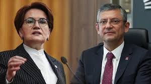 <h2>Saldırgan Gözaltında, Soruşturma Sürüyor</h2>
<p>İstanbul Cumhuriyet Başsavcılığı, saldırıya ilişkin derhal soruşturma başlattı. Yapılan açıklamada, saldırganın kimliğinin tespit edilerek gözaltına alındığı duyuruldu. Savcılık, konuyla ilgili kapsamlı soruşturmanın sürdüğünü ve kamuoyunun gelişmeler hakkında bilgilendirileceğini belirtti.</p>
<p></p>
<h2>Meral Akşener'den Demokrasi Vurgusu</h2>
<p>Olayın ardından pek çok siyasetçiden kınama mesajları gelirken, uzun süredir sessiz kalan Meral Akşener de sessizliğini bozdu. X (eski adıyla Twitter) üzerinden yaptığı paylaşımda Akşener, demokrasiye gölge düşüren bu tür eylemlerin kabul edilemez olduğunu vurguladı.</p>