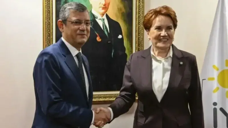 <h2>Akşener'in açıklaması şu şekilde:</h2>
<p>“CHP Genel Başkanı Sayın Özgür Özel’e gerçekleştirilen saldırıyı şiddetle kınıyor, kendisine geçmiş olsun dileklerimi iletiyorum. Ülkemizdeki demokratik siyaset zeminine, şiddetin gölgesinin bile düşmediği günlere kavuşmamızı temenni ediyorum.”<br />Siyasette Şiddet Tartışması Yeniden Gündemde<br />Bu olay, Türkiye siyasetinde zaman zaman yaşanan fiziksel şiddet tartışmalarını yeniden alevlendirdi. Özellikle seçim sonrası dönemde siyasetin daha yapıcı bir dille sürdürülmesi gerektiğini savunan çevreler, yaşanan bu tür olayların kutuplaşmayı derinleştirdiğine dikkat çekiyor.</p>
<p>Saldırının kim tarafından, ne amaçla yapıldığına dair detaylar soruşturma sonucunda netleşecek olsa da, siyasi partilerin ve liderlerin ortak bir dil kullanarak bu tür olaylara karşı tavır alması, kamuoyunda önemli bir beklenti haline geldi.</p>