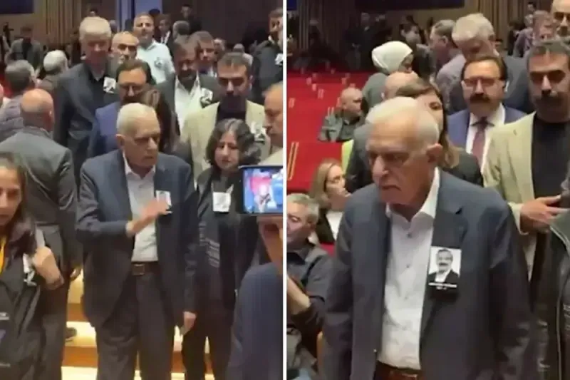 <h2>Bir süredir sağlık sorunlarıyla boğuşan Ahmet Türk, Sırrı Süreyya Önder için AKM'de düzenlenen anma törenine işte böyle katıldı.</h2>
<p><span>TBMM Başkanvekili ve DEM Parti İstanbul Milletvekili Sırrı Süreyya Önder 15 Nisan tarihinde geçirdiği kalp rahatsızlığı nedeniyle hastaneye kaldırılmıştı.</span></p>
<p><span>Kaldırıldığı hastanenin yoğun bakımında 18 gündür yaşam mücadelesi veren Önder, dün hayatını kaybetti.</span></p>
<p><span></span></p>