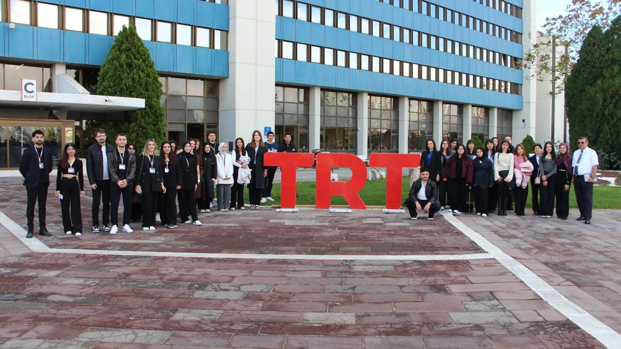 Sdü İletişim Fakültesi Öğrencileri ‘Genç Adımlarla Ankara’ Projesinde