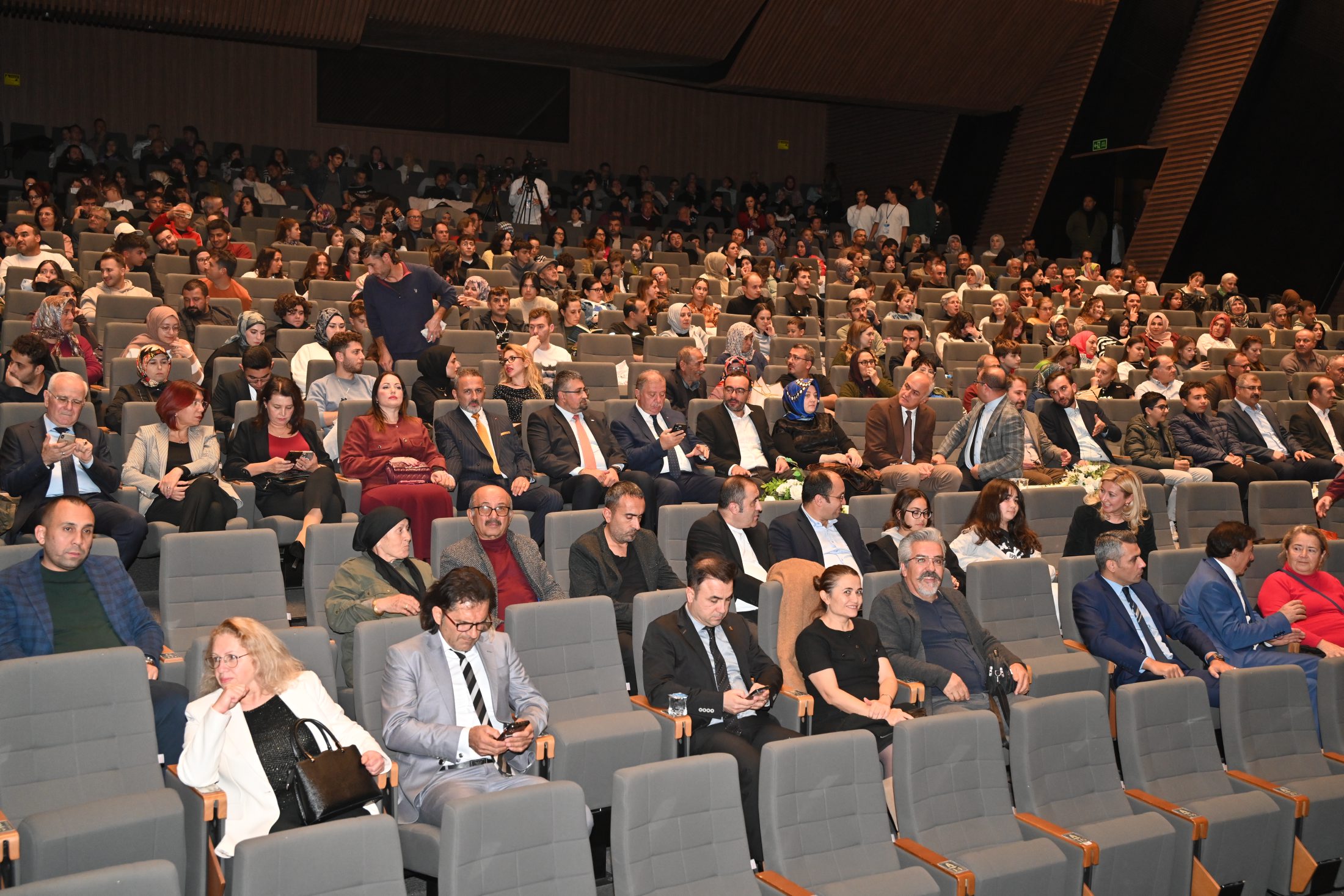 Eyvah Yine Karıştı Adlı Komedi Oyunu Tam Not Aldı (10)