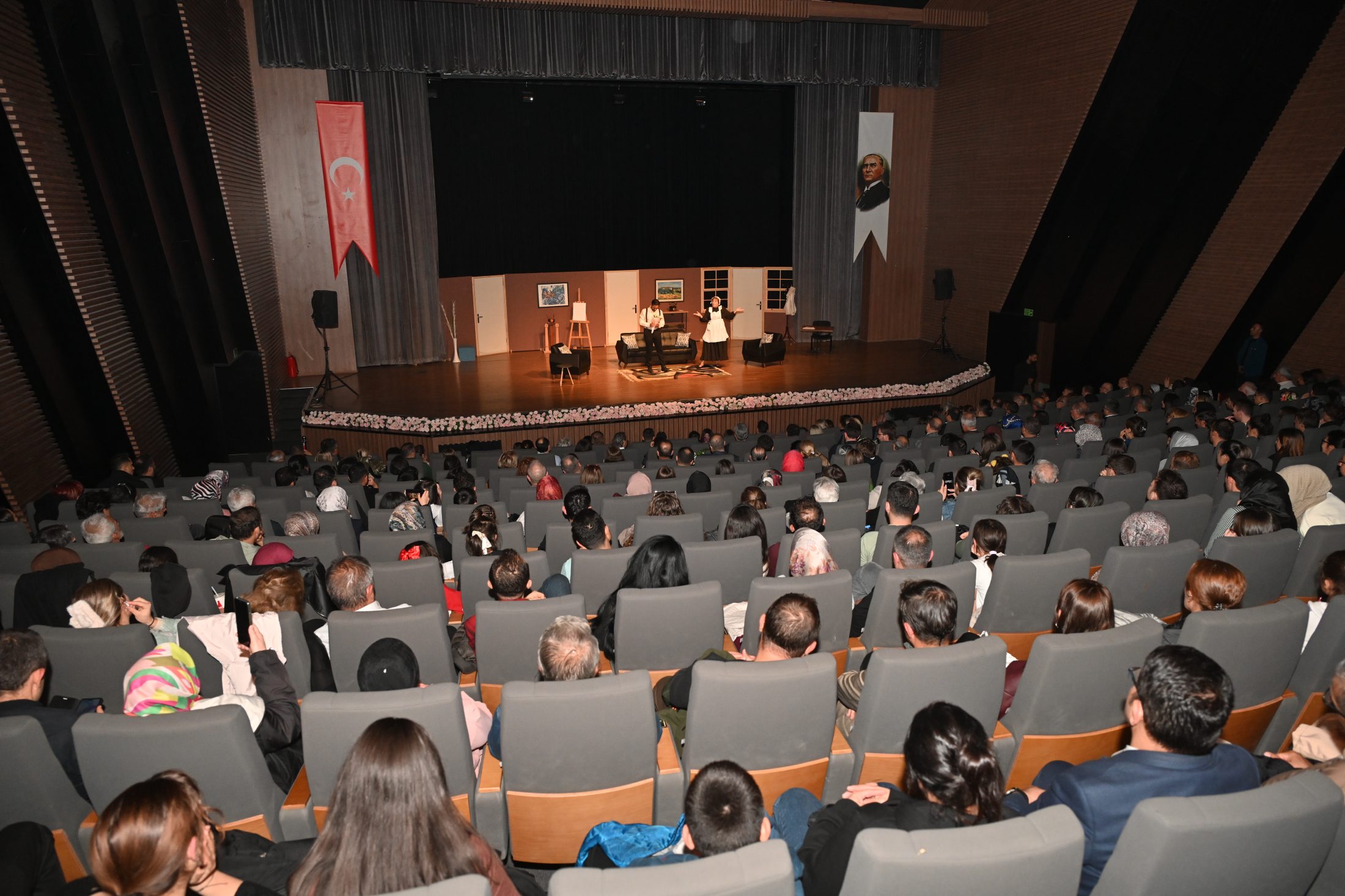 Eyvah Yine Karıştı Adlı Komedi Oyunu Tam Not Aldı (2)