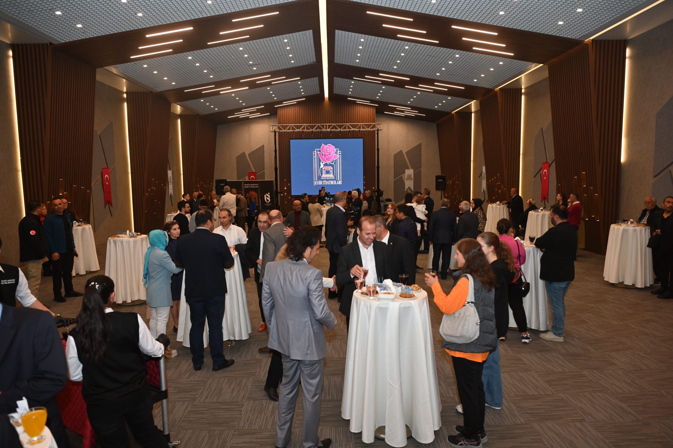 Eyvah Yine Karıştı Adlı Komedi Oyunu Tam Not Aldı (7)