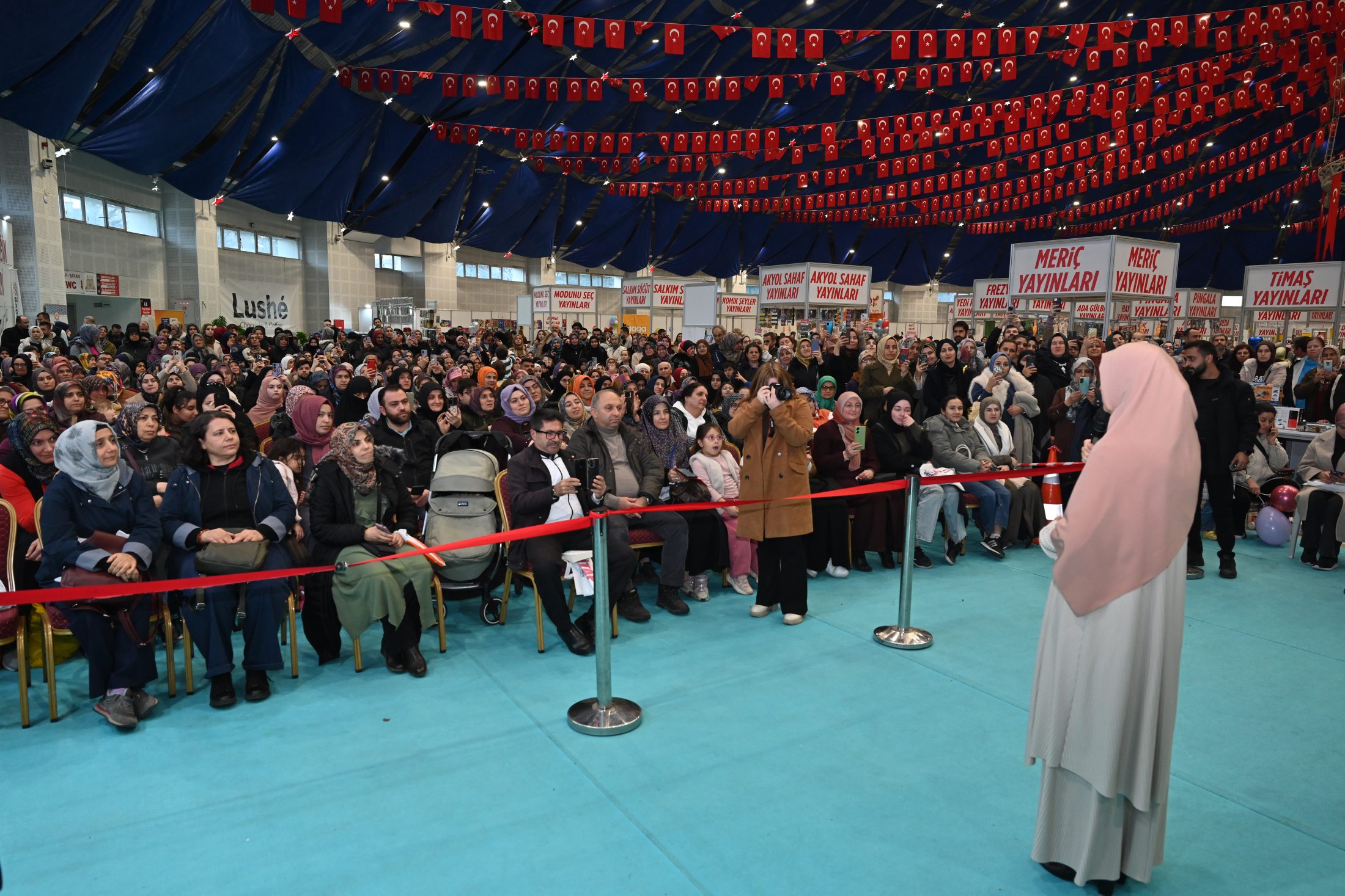 18 12 2025 8. Isparta Kitap Fuari Sukru Erbas Ve Saliha Erdim Imza Soylesi (3)
