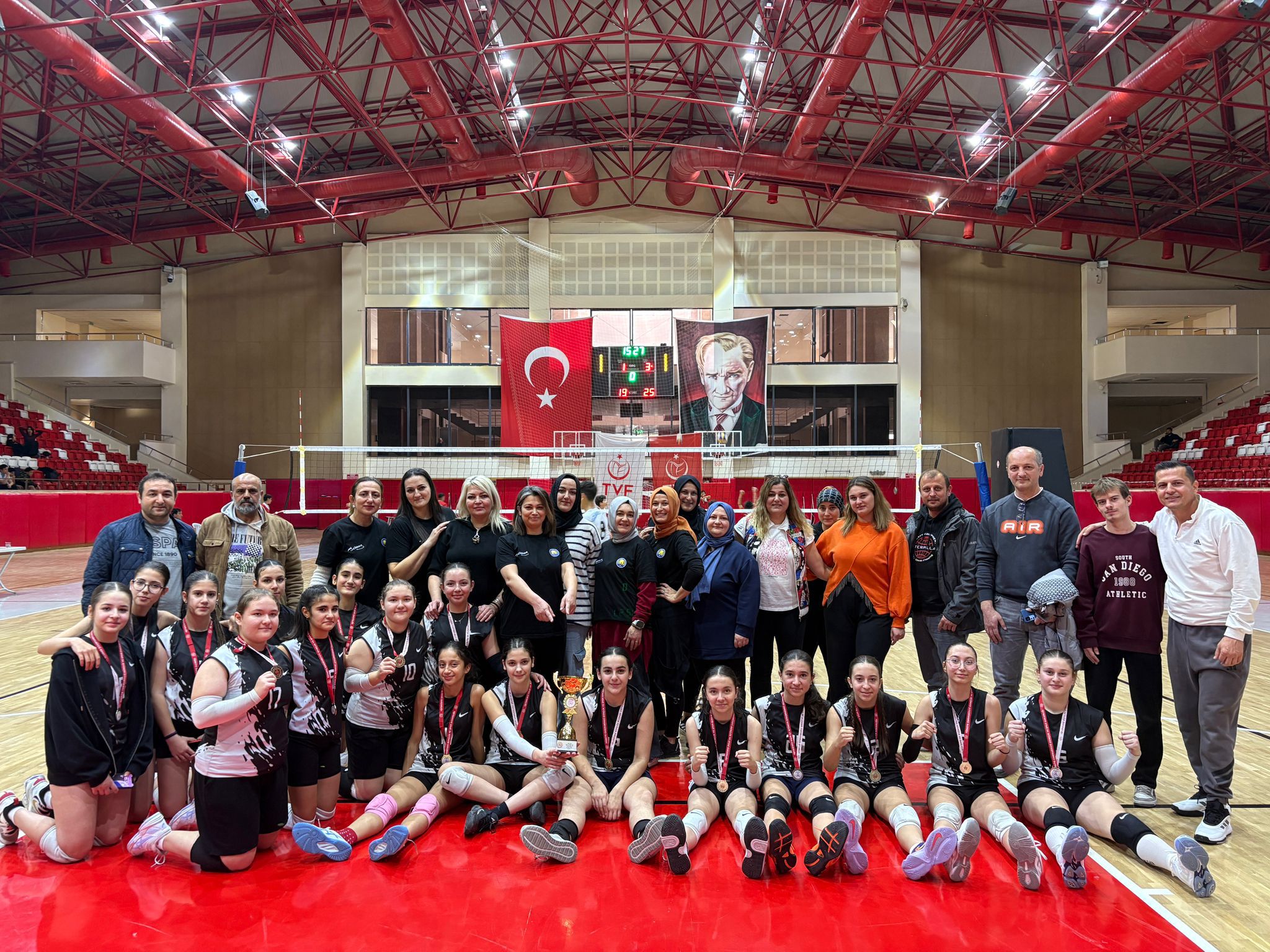 Hizirbey Ortaokulundan Çi̇fte Şampi̇yonluk (1)