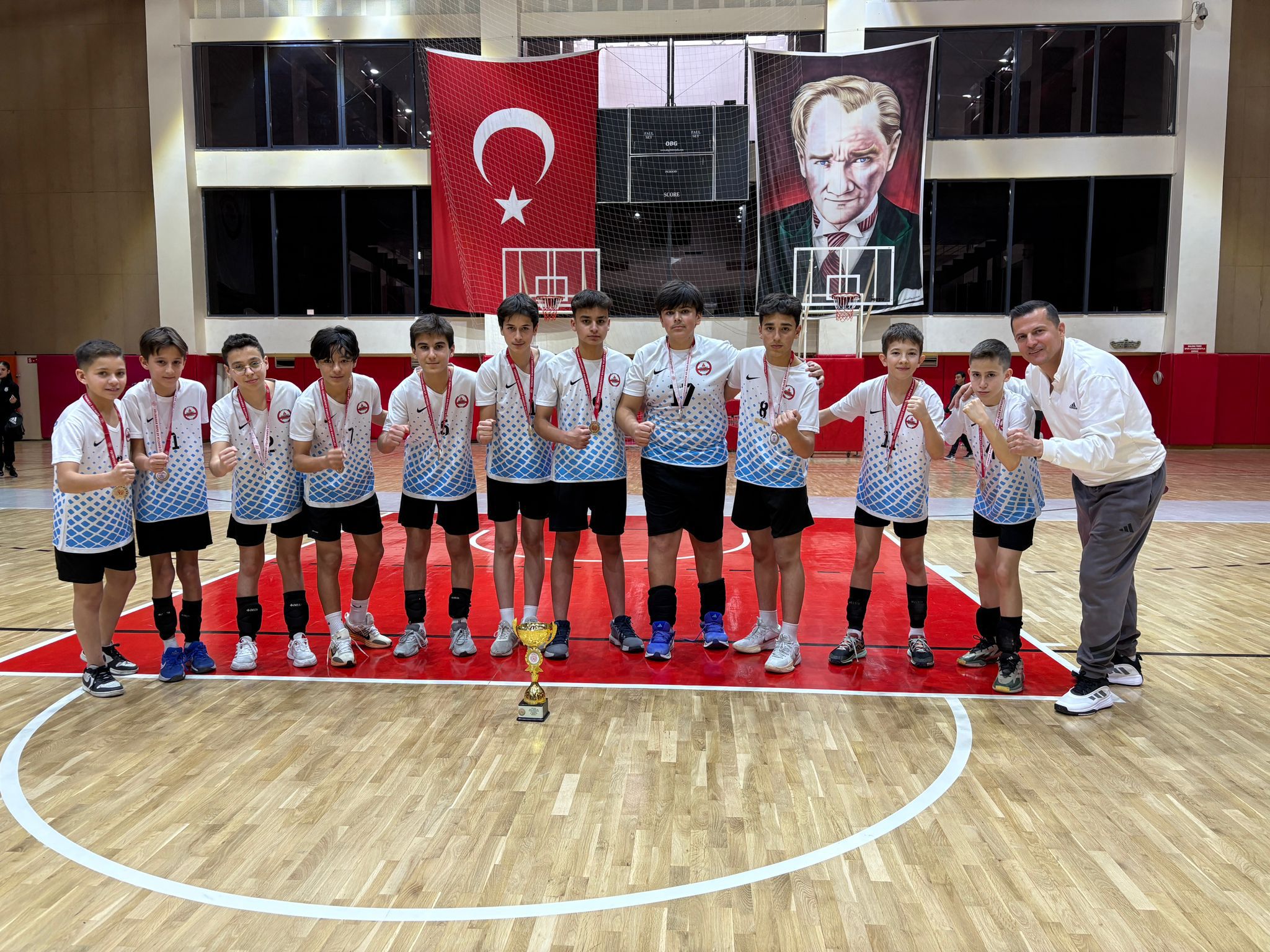 Hizirbey Ortaokulundan Çi̇fte Şampi̇yonluk (2)