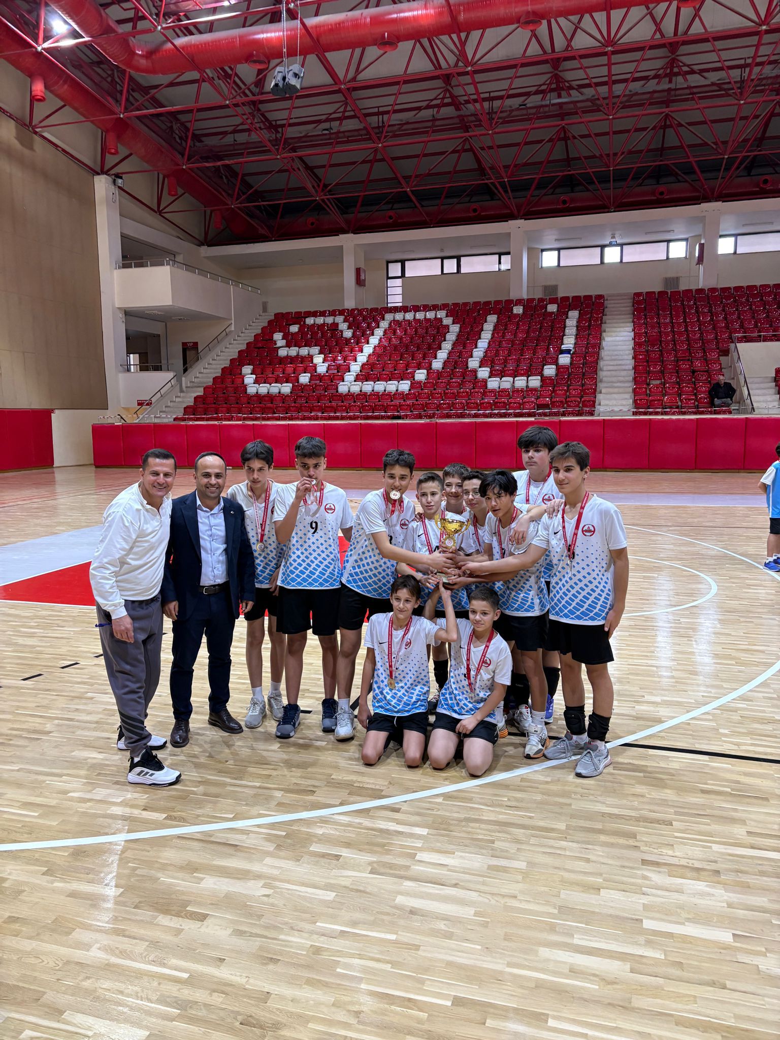 Hizirbey Ortaokulundan Çi̇fte Şampi̇yonluk (3)