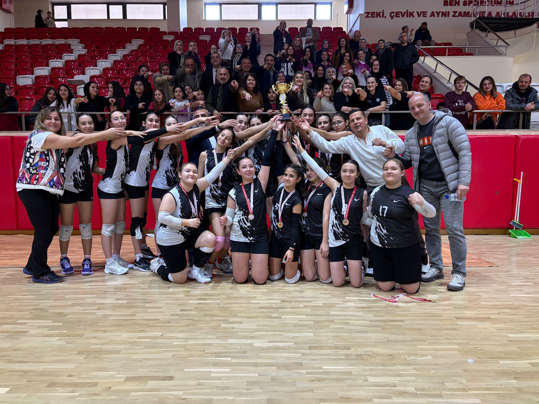 Hizirbey Ortaokulundan Çi̇fte Şampi̇yonluk (4)