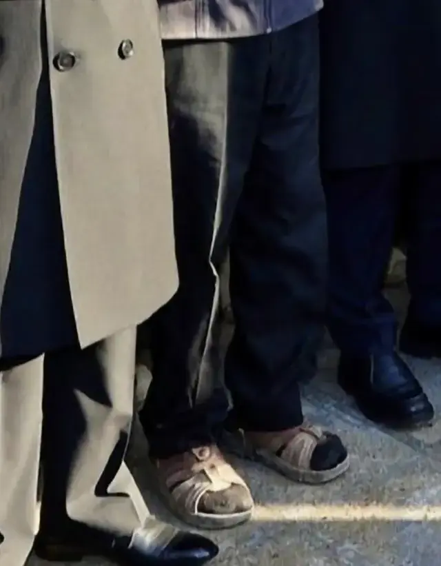 Sehit Cenazesinde Acili Babanin Terlikli Hali 19394641 7233 M