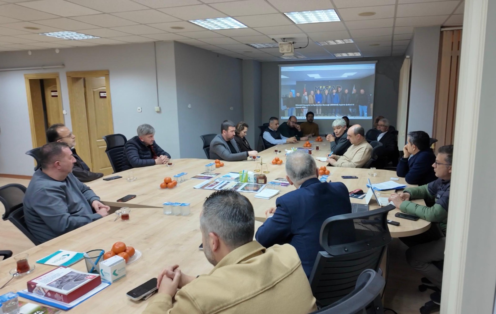 Ec83F805 8B30 4129 9392 2E5D3957851A