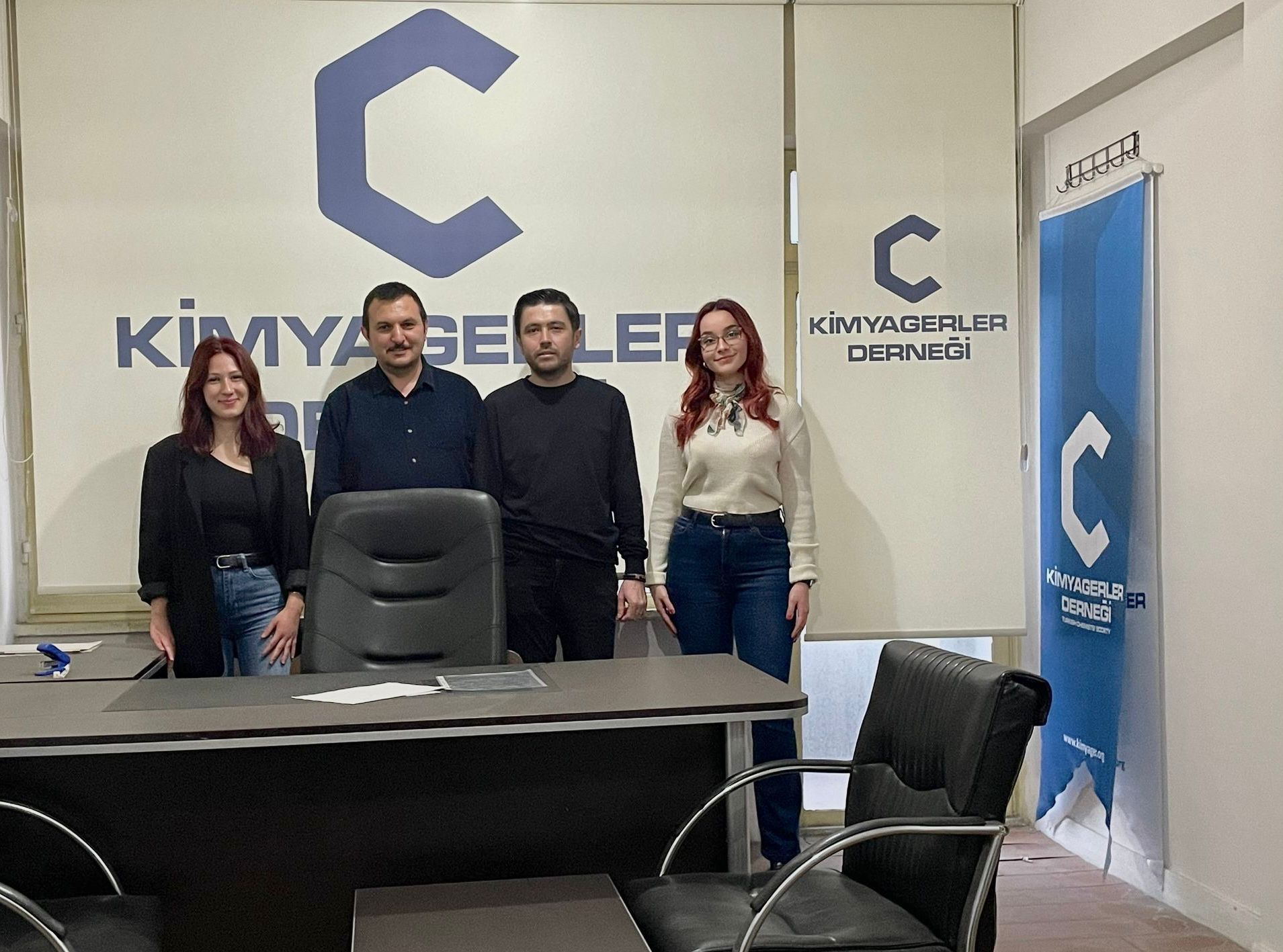 Mesleği̇mi̇zi̇n Sorunlarini Ve Çözümleri̇ni̇ Bi̇li̇yoruz (1)