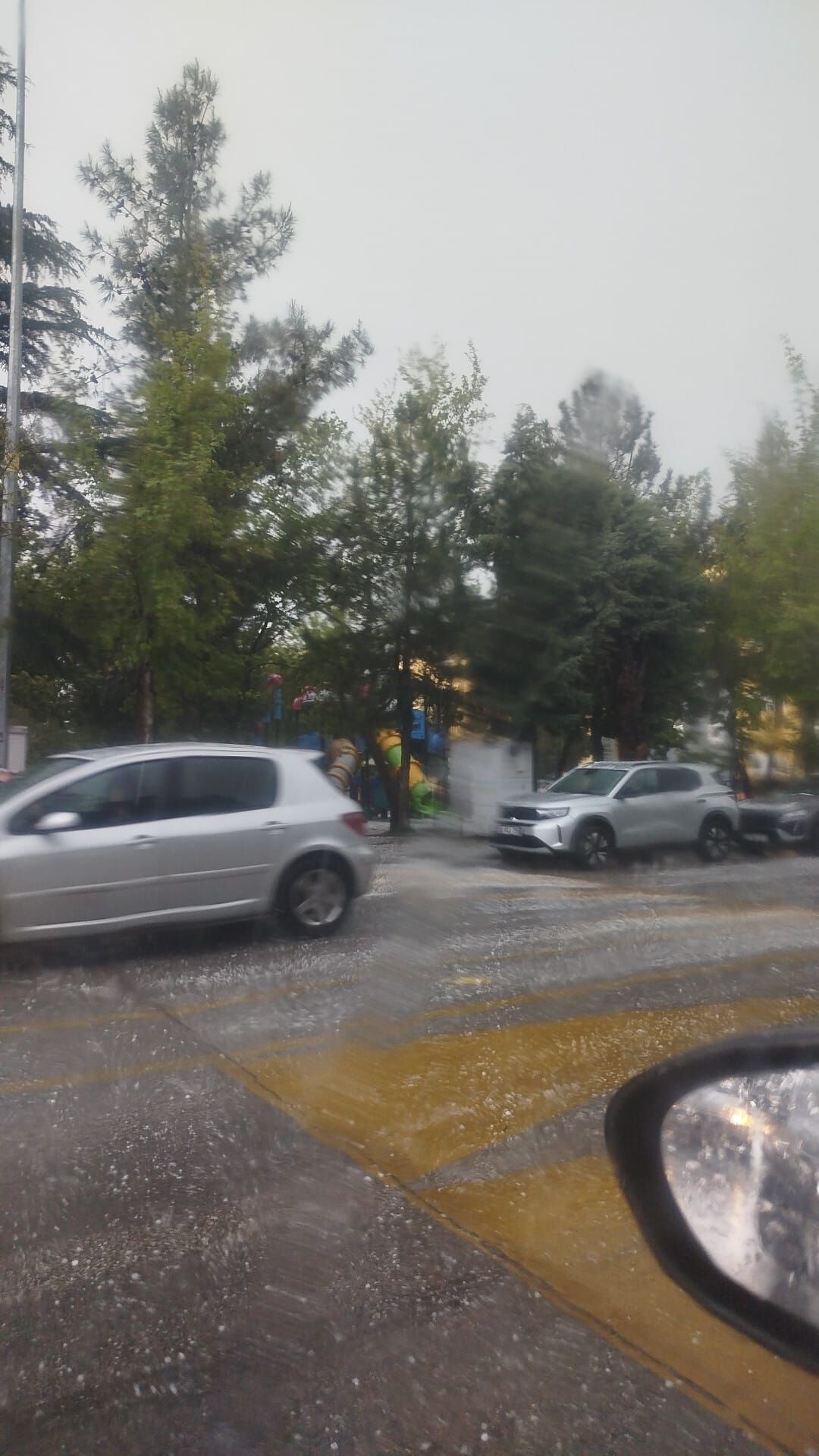 Ani̇den Bastiran Dolu Ve Sağanak Yaşami Olumsuz Etki̇ledi̇ (1)