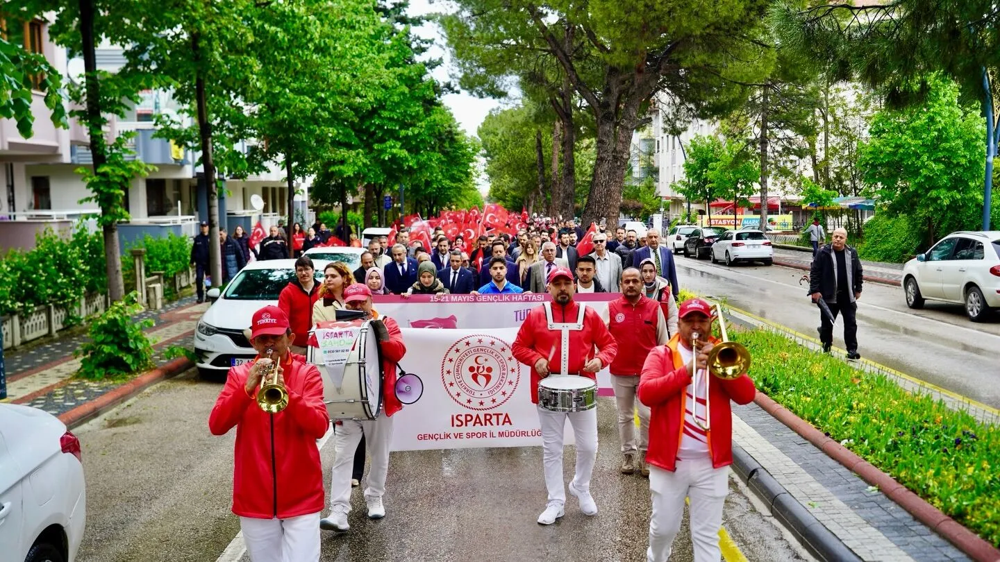 Gençlik Haftası Coşkusu Yürüyüşle Başladı (1)