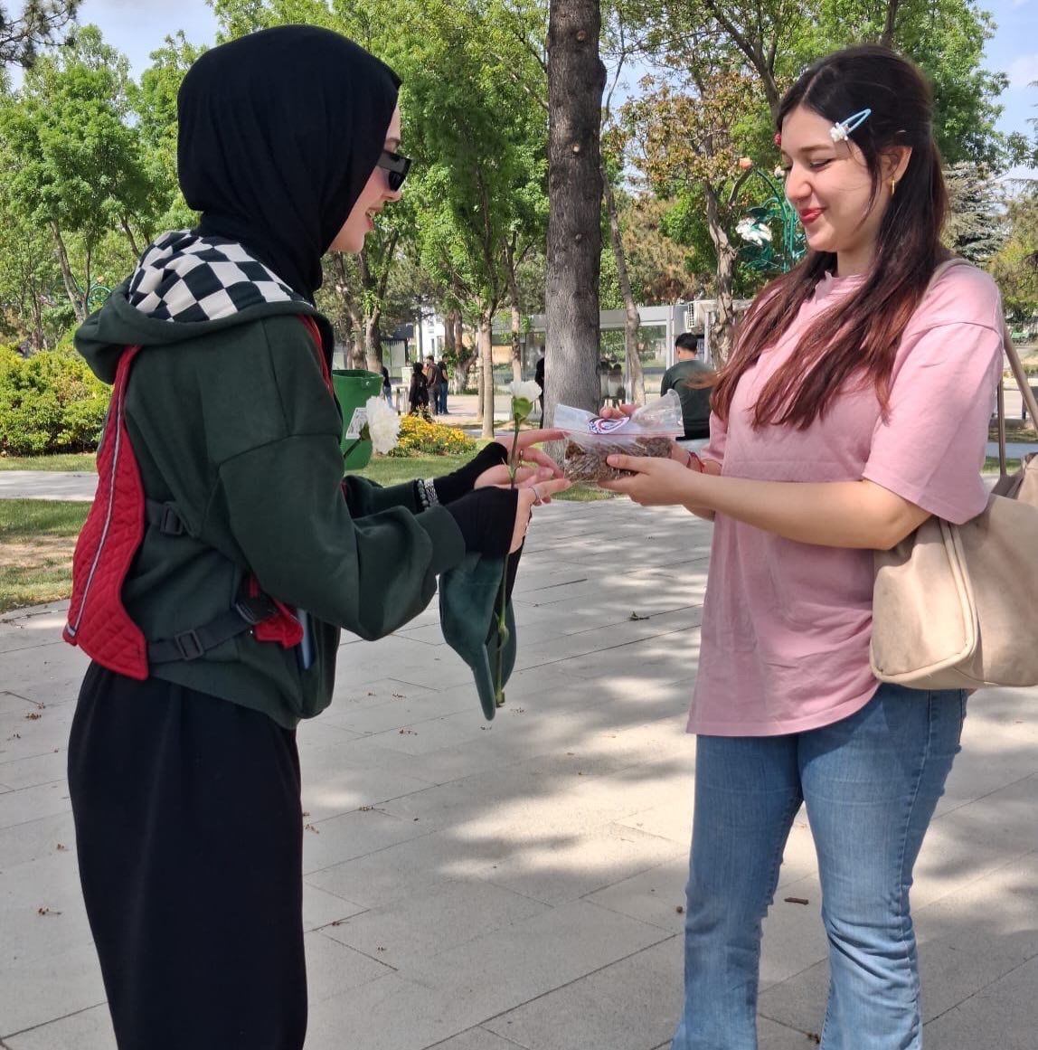 Motosikletçi Kadınlar, Sokak Hayvanları İçin Mama Dağıttı (1)