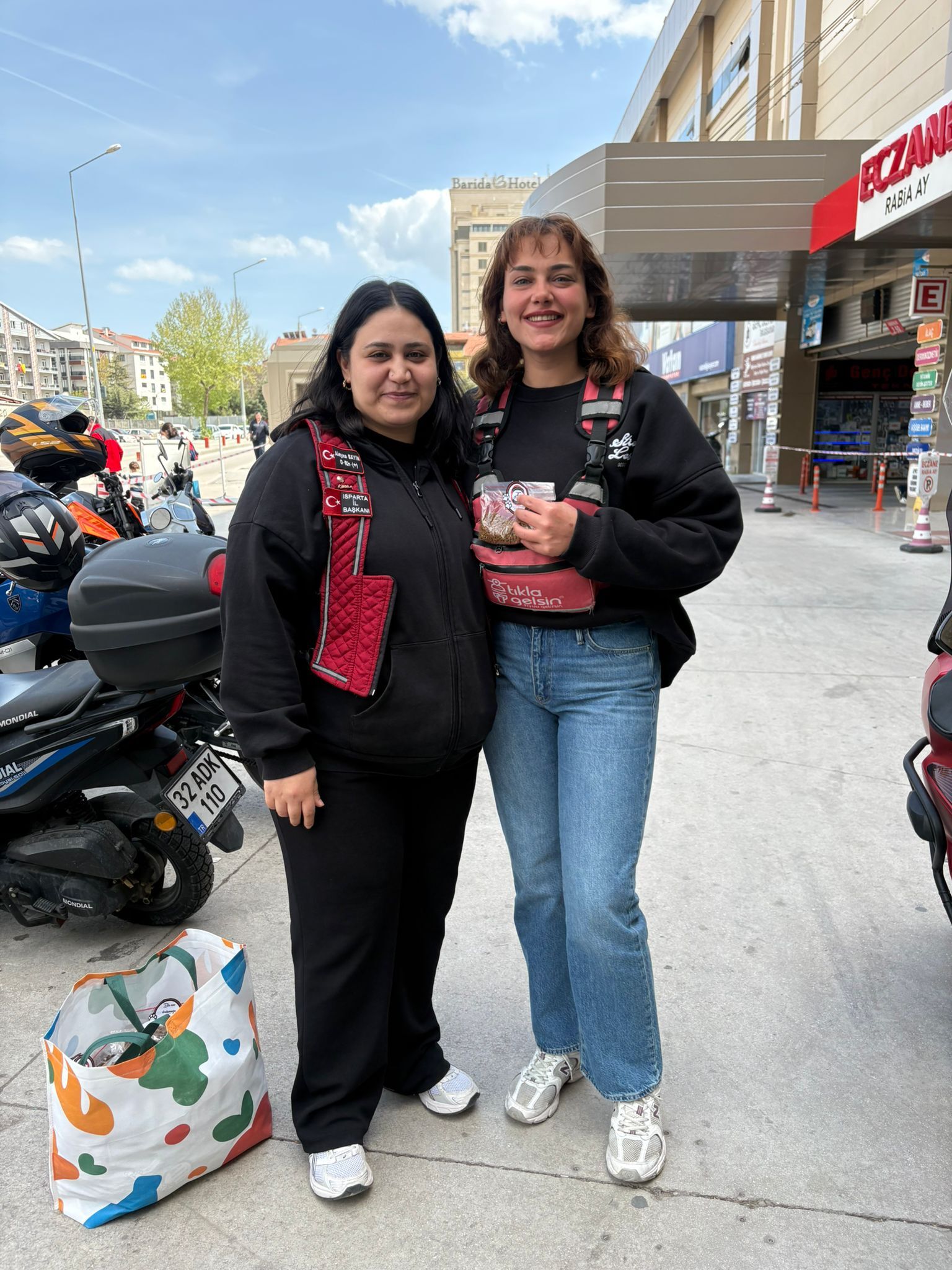 Motosikletçi Kadınlar, Sokak Hayvanları İçin Mama Dağıttı (5)