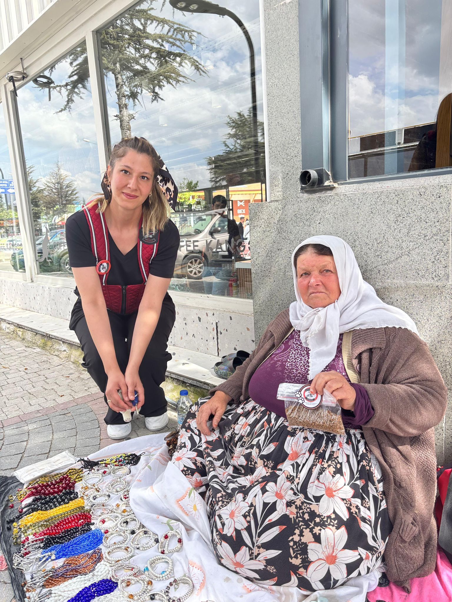 Motosikletçi Kadınlar, Sokak Hayvanları İçin Mama Dağıttı (7)