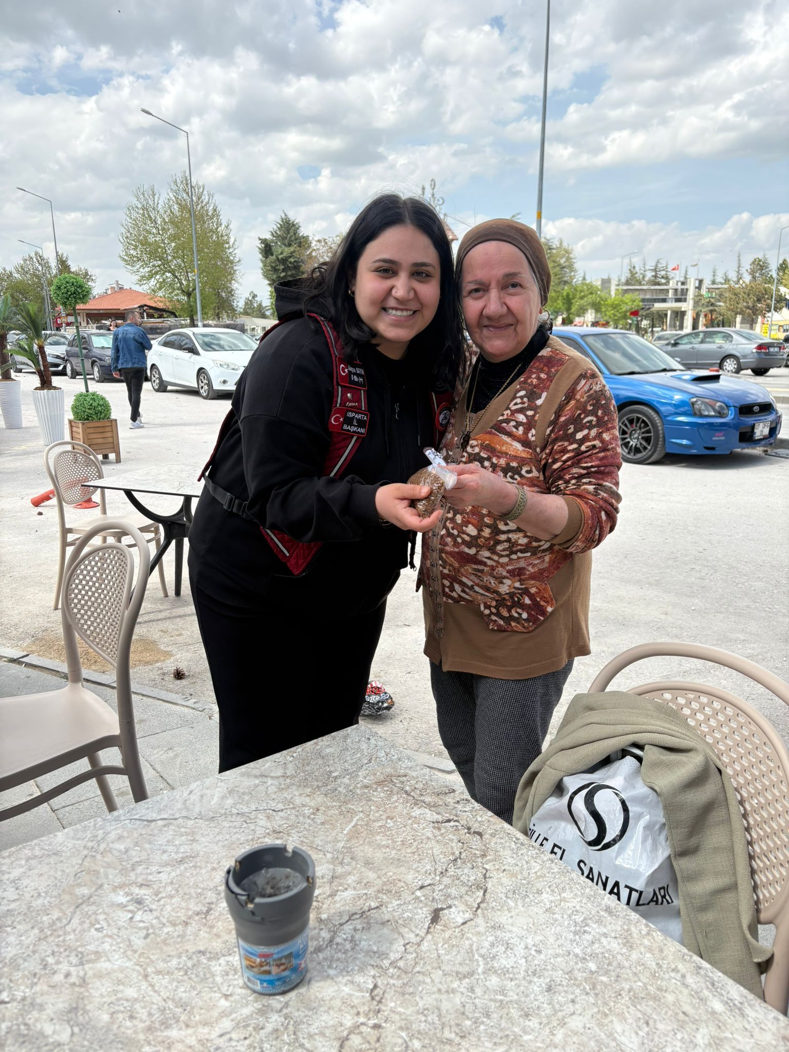 Motosikletçi Kadınlar, Sokak Hayvanları İçin Mama Dağıttı (9)