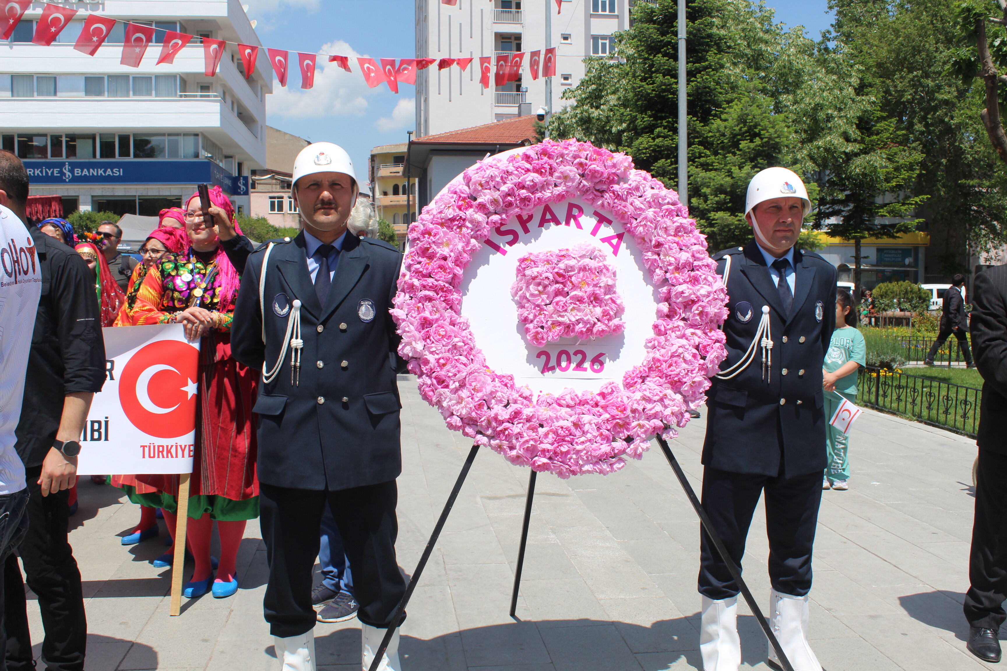Gül Festi̇vali̇ Çelenk Sunma Töreni̇yle Başladi (5)