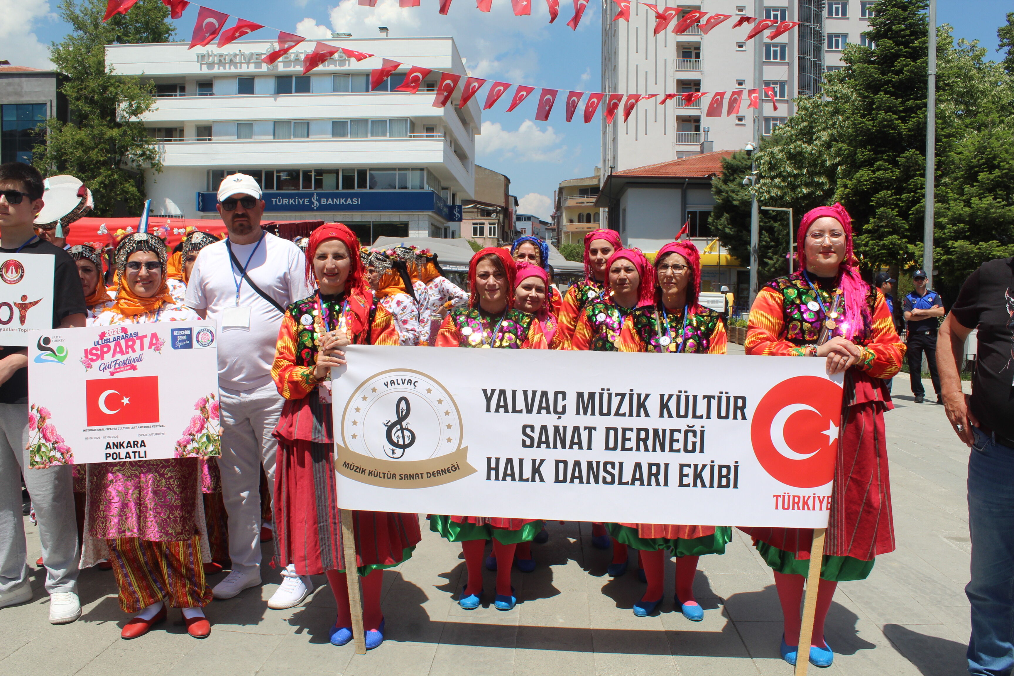 Gül Festi̇vali̇ Çelenk Sunma Töreni̇yle Başladi (8)