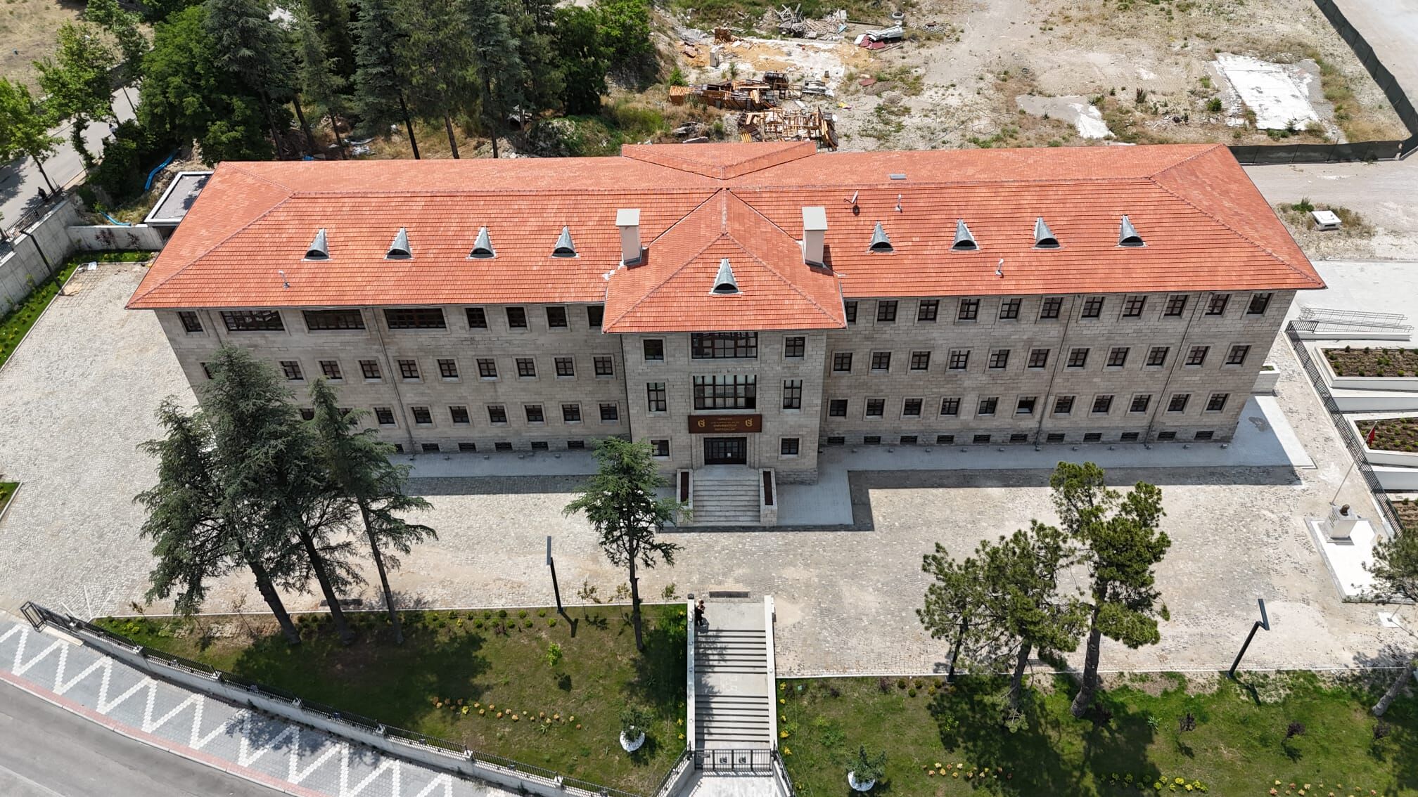 Isubü Rektörlüğü İçi̇n Son Saatler! (2)