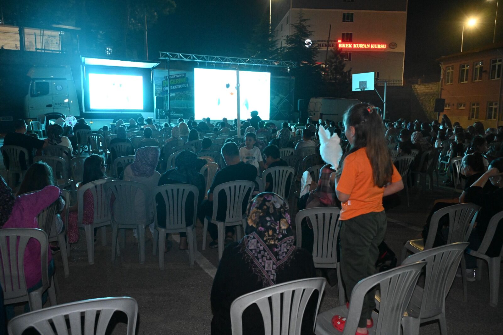 Dere Mahallesi̇'nde Çocuklar İçi̇n Unutulmaz Yaz Akşami Si̇nemasi (12)