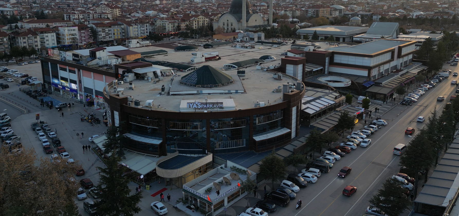 Iyaş, Hasan Ali̇ Meydan İle Altin Çağini Yaşiyor (1)-1