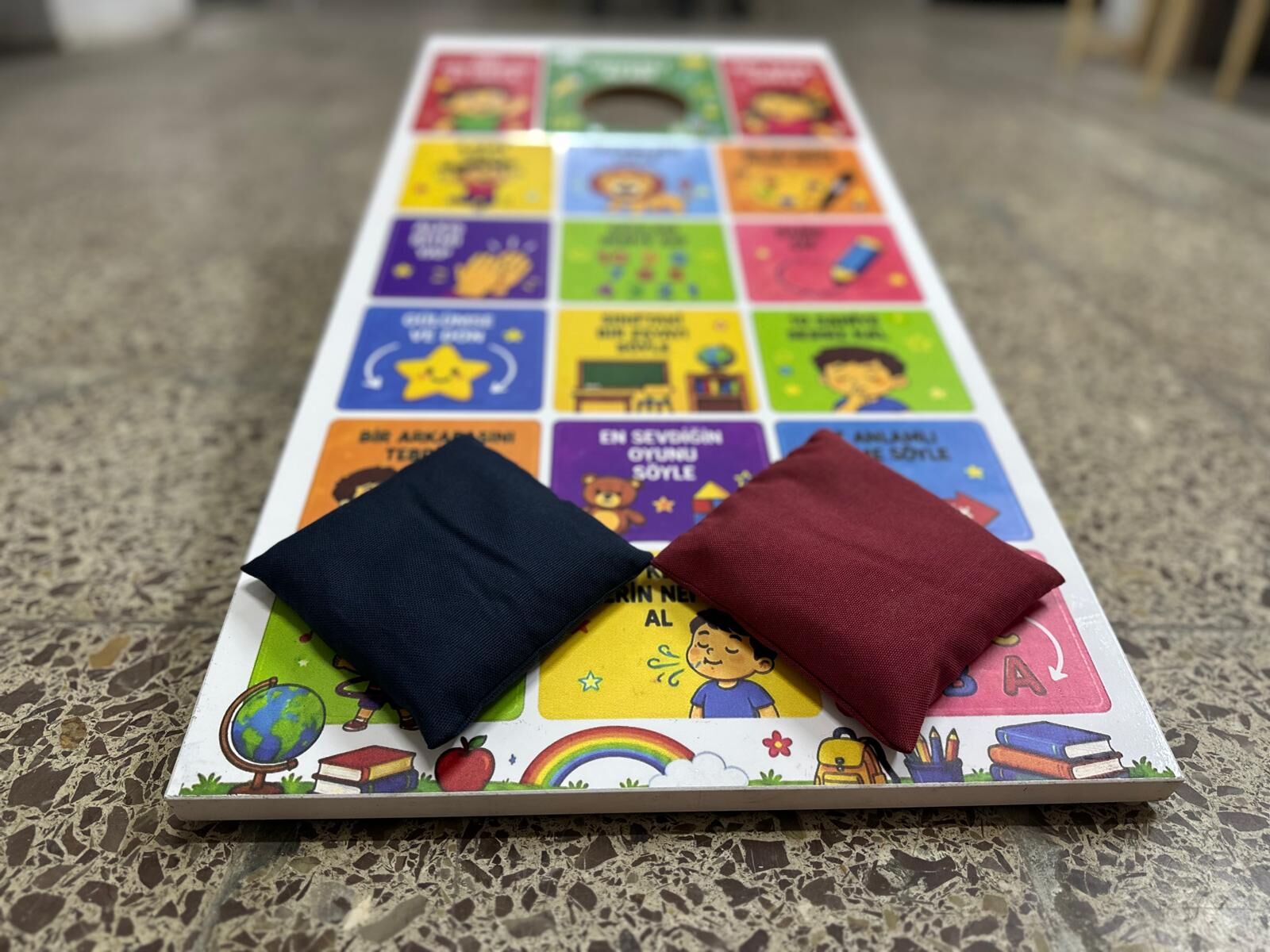 Cornhole Oyunu Farkli Bi̇r Yorumla Çocuklarin Karşisina Çikiyor (2)