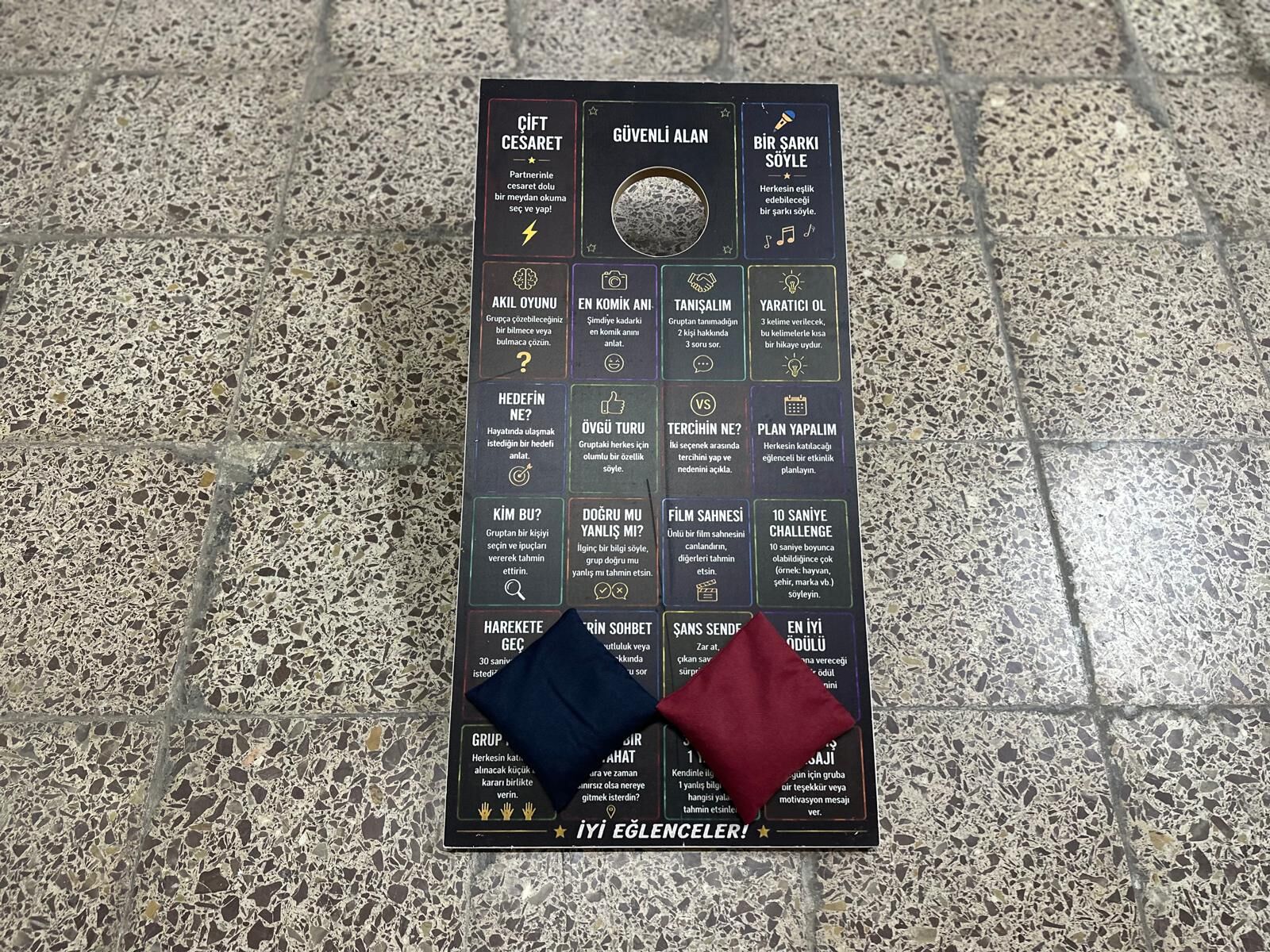 Cornhole Oyunu Farkli Bi̇r Yorumla Çocuklarin Karşisina Çikiyor (4)