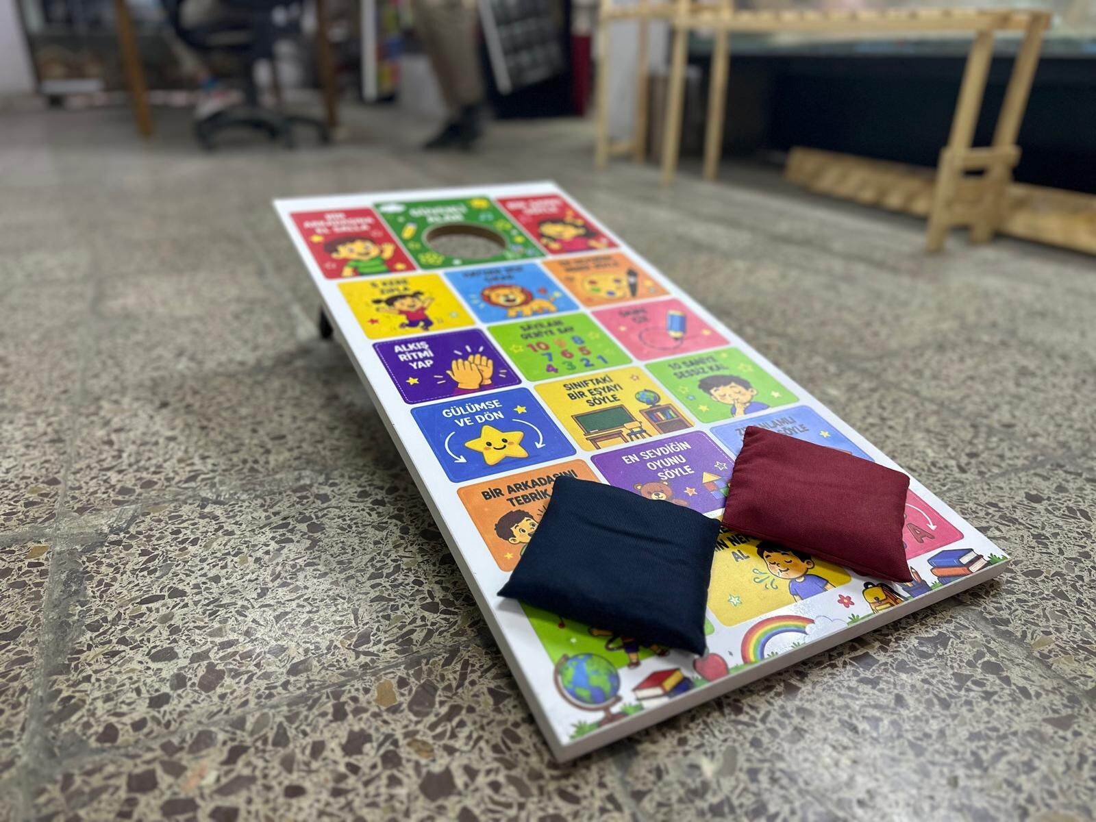 Cornhole Oyunu Farkli Bi̇r Yorumla Çocuklarin Karşisina Çikiyor (5)