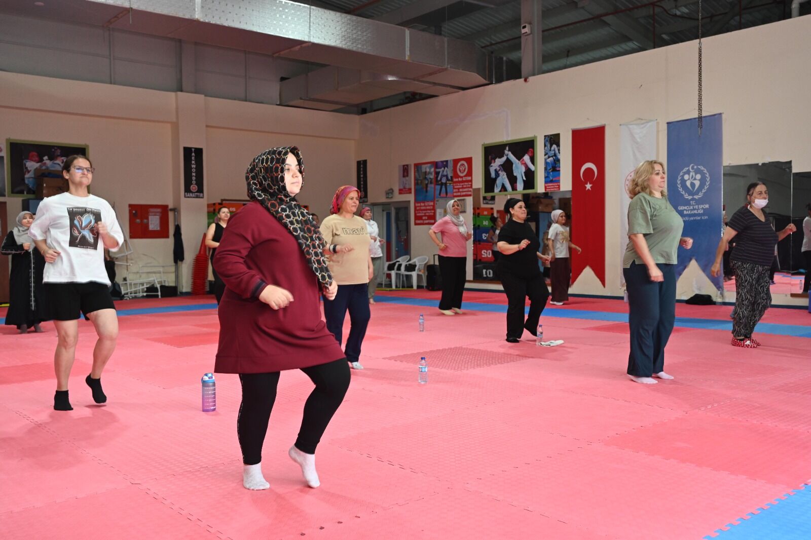 Isparta Beledi̇yesi̇’nden Kadinlara Yöneli̇k Ücretsi̇z Zumba Kursu (2)