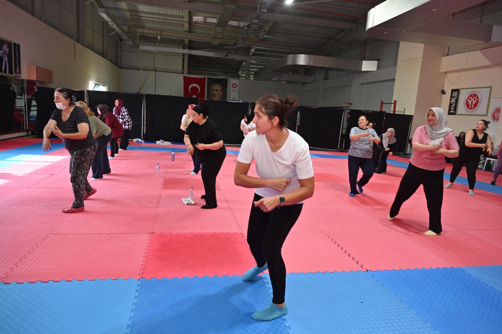 Isparta Beledi̇yesi̇’nden Kadinlara Yöneli̇k Ücretsi̇z Zumba Kursu (3)