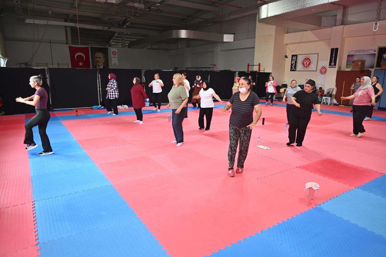 Isparta Beledi̇yesi̇’nden Kadinlara Yöneli̇k Ücretsi̇z Zumba Kursu (4)