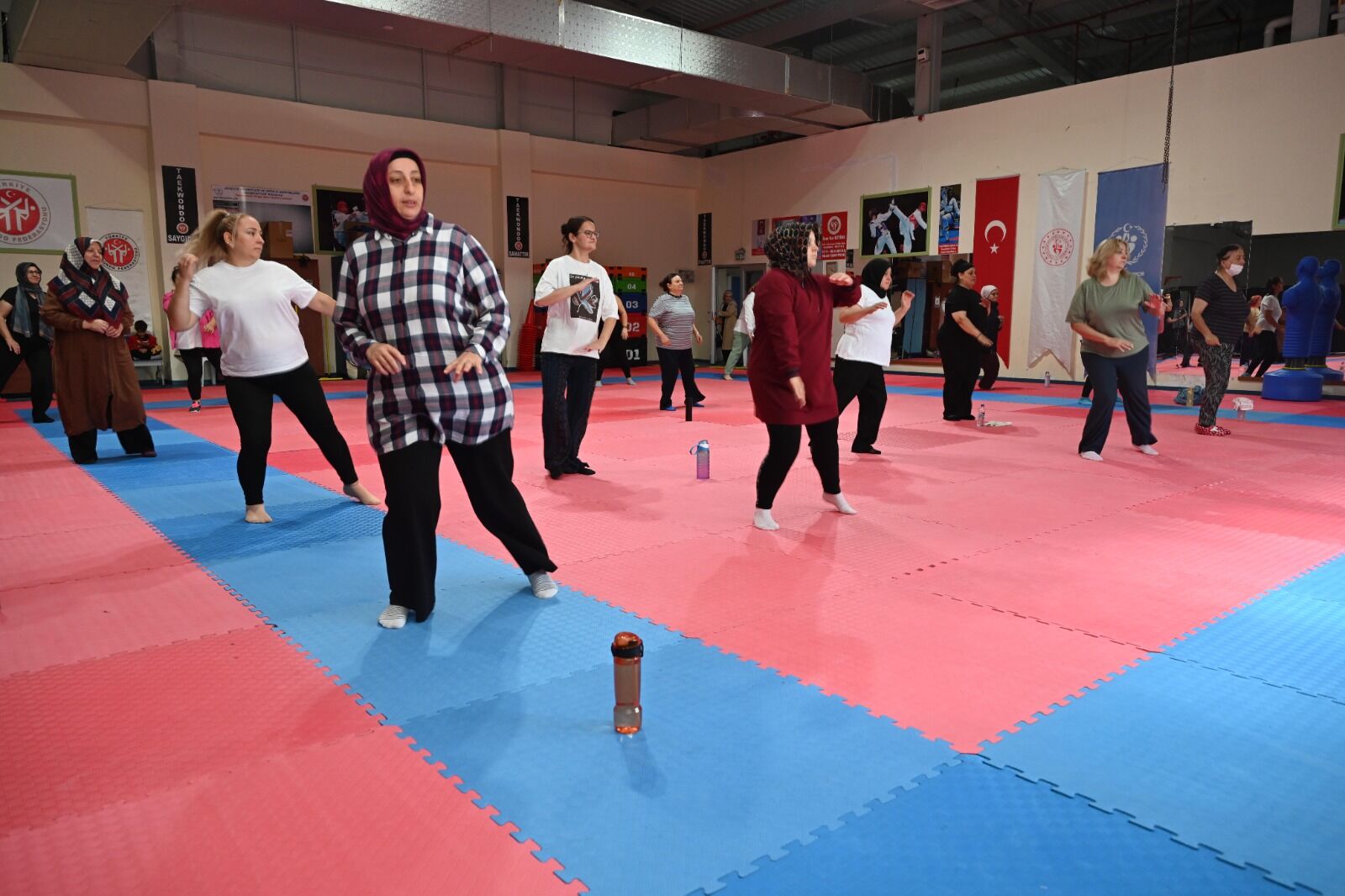 Isparta Beledi̇yesi̇’nden Kadinlara Yöneli̇k Ücretsi̇z Zumba Kursu (5)