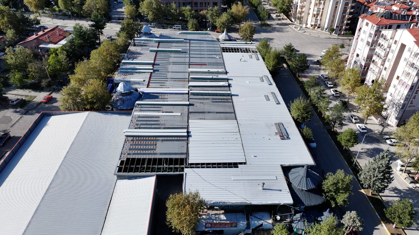 Halikent Kapali Pazar Yeri̇ni̇n Çatisi Yeni̇leni̇yor (3)